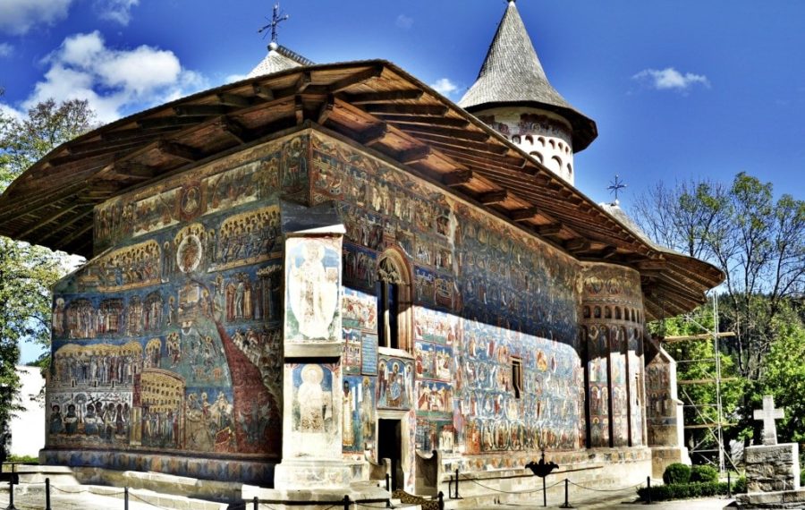 Bucovina-_-Manastirea-Voronet-900x570 Bucovina
