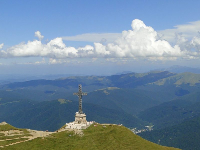 Muntii-Bucegi_Crucea-Caraimanf-800x600 Munții Bucegi_Crucea-Caraiman
