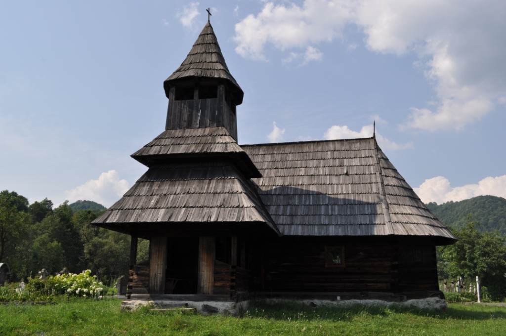 Valea-Mureșului_Biserica-de-lemn-de-la-Rastolita
