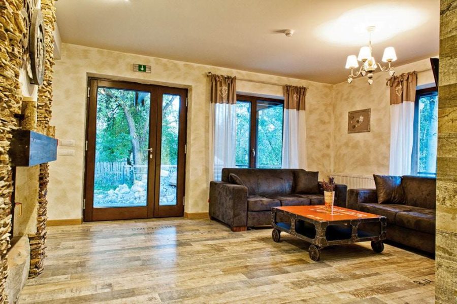 Cazare-la-Cabana-Chalet-Hovel-din-Manastirea-Humorului-Suceava-Bucovina-8-900x600 Cazare la Cabana Chalet Hovel din Manastirea Humorului - Suceava - Bucovina (8)