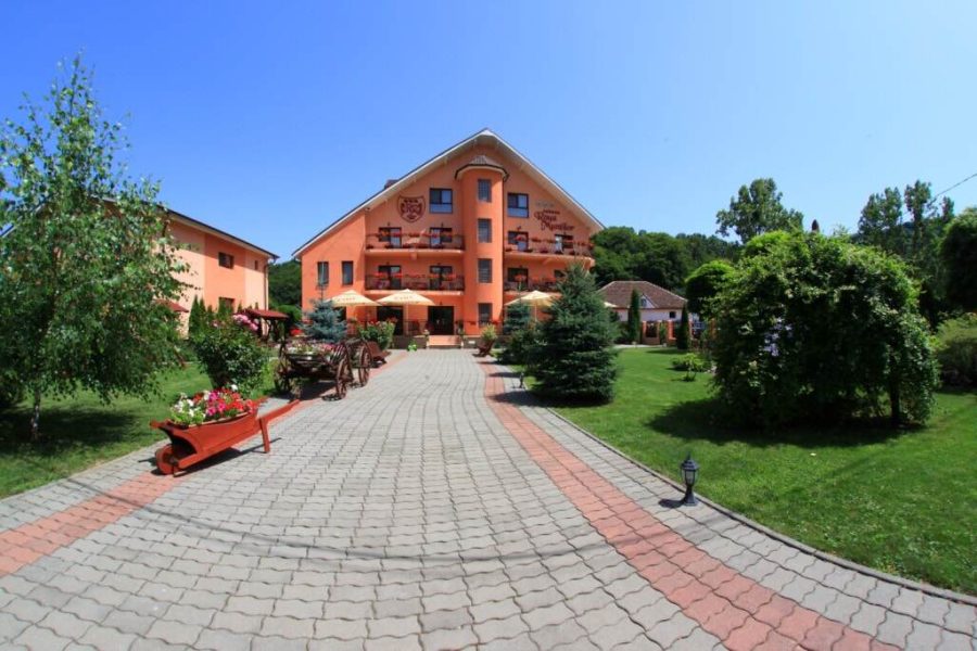 Cazare-la-Cabana-Roua-Muntilor-din-Vadu-Crisului-Crisana-Muntii-Apuseni-1-900x600 Cazare la Cabana Roua Muntilor din Vadu Crisului - Crisana - Muntii Apuseni (1)