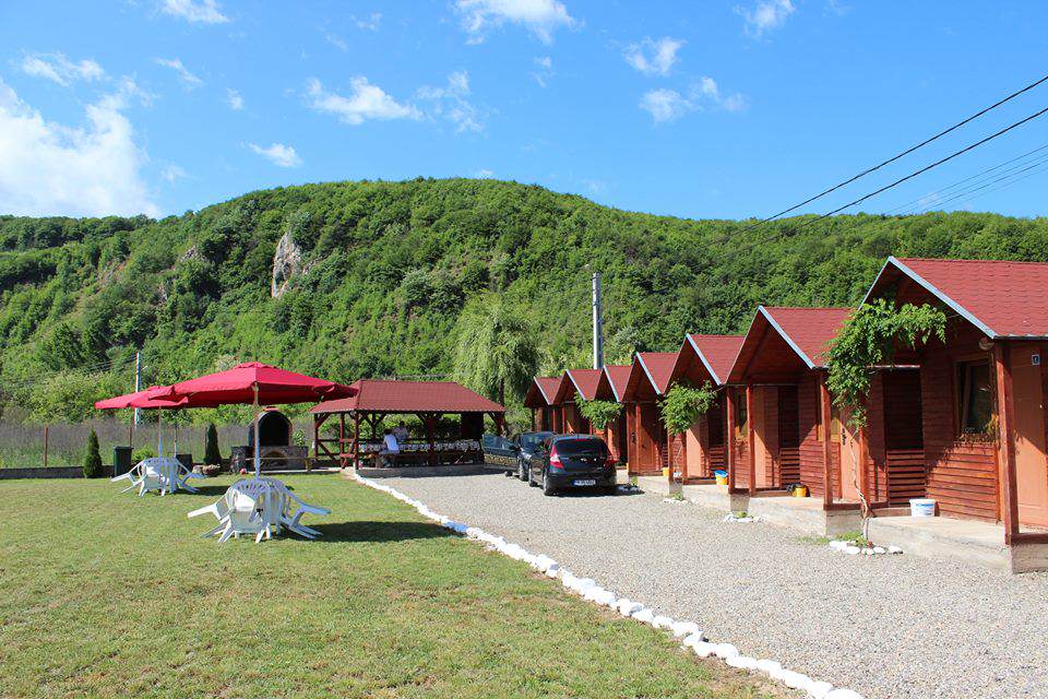 Camping Căsuțele Cascada Crișului din Vadu Crișului - Munții Apuseni