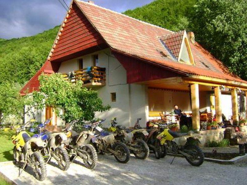 Cazare-la-Casa-cu-Meri-din-Poiana-Marului-Banat-1-800x600 Cazare la Casa cu Meri din Poiana Marului - Banat (1)