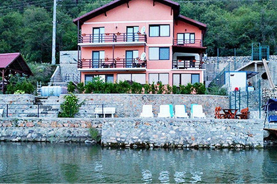 Cazare-la-Vila-Darian-din-Dubova-Cazanele-Dunarii-1-900x600 Cazare la Vila Darian din Dubova - Cazanele Dunarii (1)