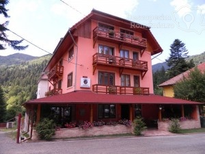 Cazare-la-Pensiunea-Viktoria-din-Baile-Tusnad-Tinutul-Secuiesc-2-300x225 Cazare la Pensiunea Viktoria din Baile Tusnad - Tinutul Secuiesc (2)