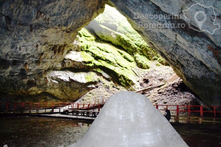 Ghetarul-de-la-Scarisoara-Inima-de-gheata-a-Muntilor-Apuseni-10-900x600 Ghetarul de la Scarisoara - Inima de gheata a Muntilor Apuseni (10)