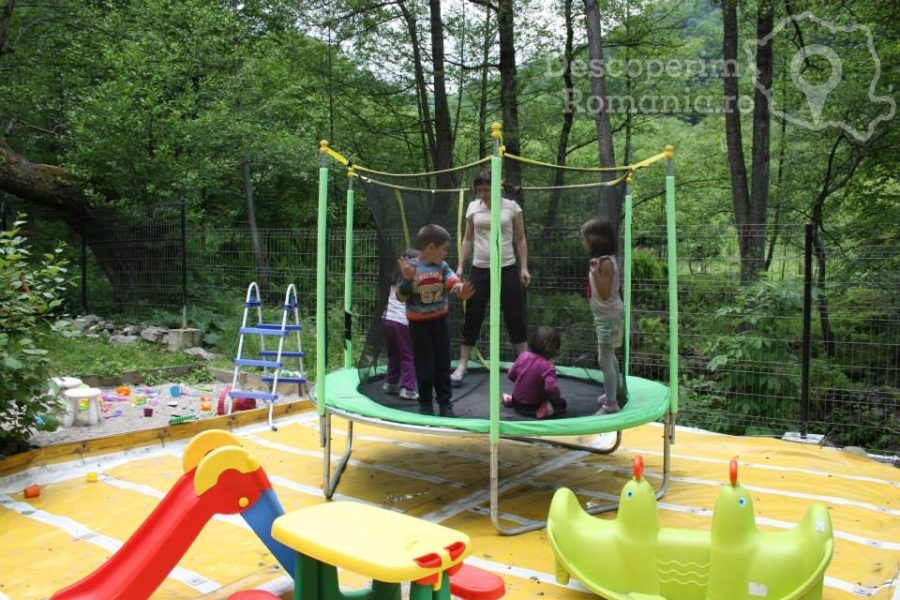 Cazare-la-Pensiunea-Casuta-din-Padure-din-Malaia-Valcea-Oltenia-23-900x600 Cazare la Pensiunea Casuta din Padure din Malaia - Valcea - Oltenia (23)