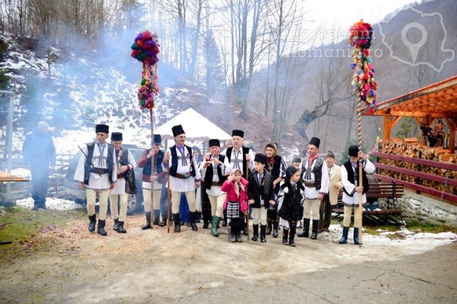 Tradiții-străvechi-de-Crăciun-printre-Crai-și-Pițărăi-11-900x600 De ce să-ți petreci sărbătorile de iarna în România