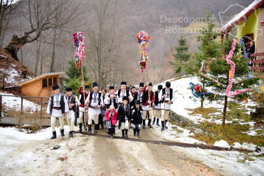 Tradiții-străvechi-de-Crăciun-printre-Crai-și-Pițărăi-12-900x600 Tradiții străvechi de Crăciun printre Crai și Pițărăi (12)