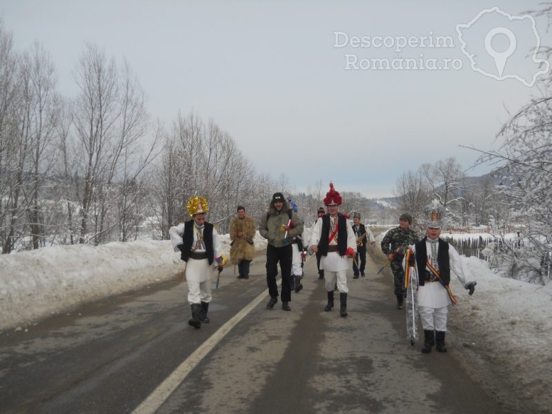 Tradiții-străvechi-de-Crăciun-printre-Crai-și-Pițărăi-6-800x600 Tradiții străvechi de Crăciun printre Crai și Pițărăi (6)