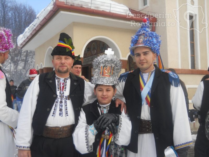 Tradiții-străvechi-de-Crăciun-printre-Crai-și-Pițărăi-8-800x600 Tradiții străvechi de Crăciun printre Crai și Pițărăi (8)