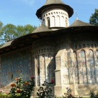 Mănăstirea Voroneț - culoare și rugăciune în Bucovina