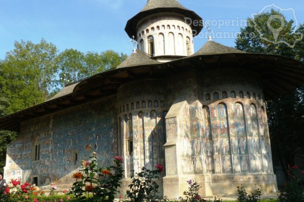 Mănăstirea Voroneț - culoare și rugăciune în Bucovina