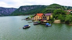 Cazare-la-Vila-Golful-Dunarii-din-Dubova-Cazanele-Dunarii-DescoperimRomania-1-300x169 Cazare la Vila Golful Dunarii din Dubova - Cazanele Dunarii - DescoperimRomania (1)