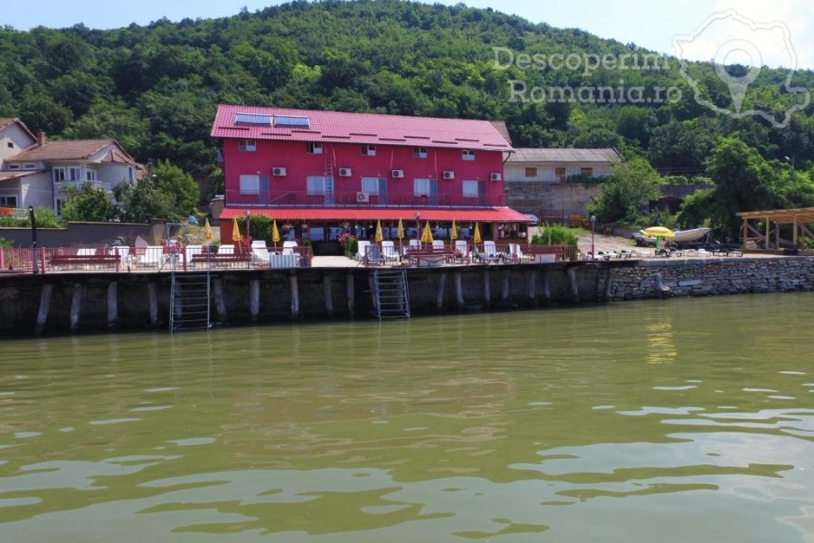 Cazare-la-Pensiunea-Danubio-din-Coronini-Caras-Severin-Cazanele-Bunarii-11-900x600 Cazare la Pensiunea Danubio din Coronini - Caras - Severin - Cazanele Bunarii (11)