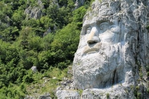 Chipul-lui-Decebal-–-istorie-sculptată-în-piatră-3-300x200 chipul-lui-decebal-istorie-sculptata-in-piatra-3