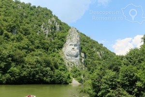 Chipul-lui-Decebal-–-istorie-sculptată-în-piatră-4-300x200 chipul-lui-decebal-istorie-sculptata-in-piatra-4