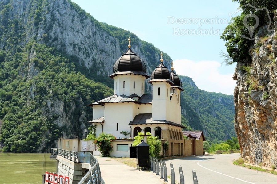 Mănăstirea-Mraconia-lăcașul-de-sub-ape Arieșeni - colțul pitoresc din Munții Apuseni