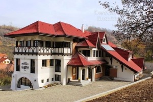 Cazare-la-Conacul-Bratescu-din-Bran-Brasov-Rucar-Bran-DescoperimRomania.ro-57-300x200 cazare-la-conacul-bratescu-din-bran-brasov-rucar-bran-descoperimromania-ro-57