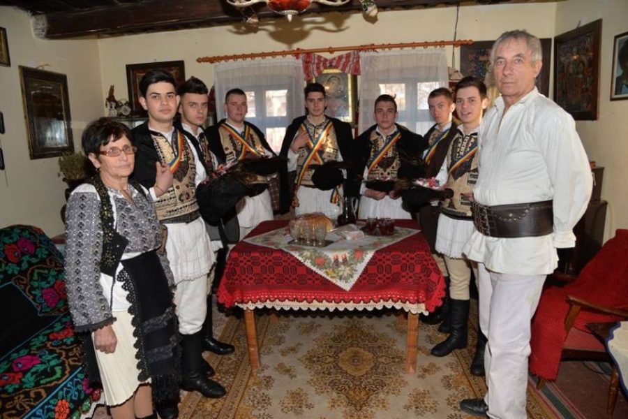 Ceata-de-feciori-din-Ţara-Făgăraşului-5-900x600 ceata-de-feciori-din-tara-fagarasului-5