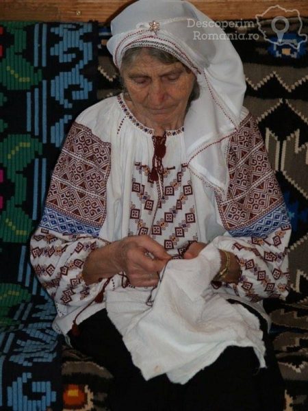 Ie-Tradițională-Românească-atelierul-de-la-Podul-lui-Dumnezeu-5-450x600 ie-traditionala-romaneasca-atelierul-de-la-podul-lui-dumnezeu-5