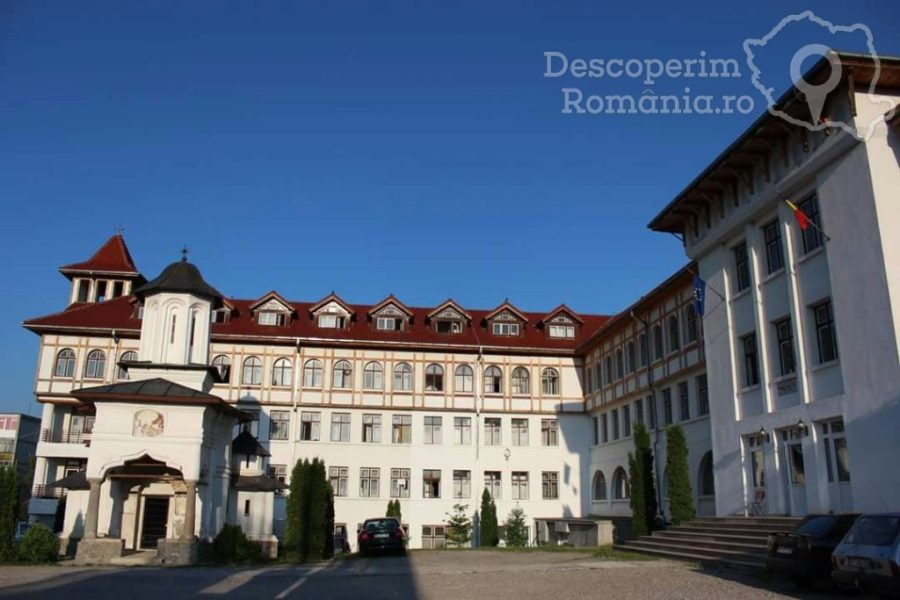 Seminarul-Telogic-„Sfântul-Nicolae”-din-Râmnicul-Vâlcea-1-900x600 seminarul-telogic-sfantul-nicolae-din-ramnicul-valcea-1