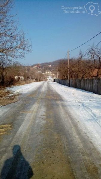 Valea-Poienii-satul-uitat-și-de-sătenii-9-338x600 Valea Poienii- satul uitat și de sătenii (9)