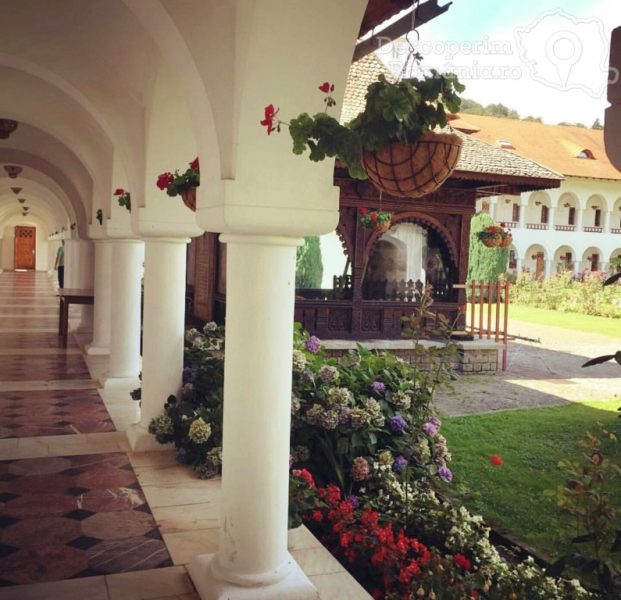 Mănăstirea-Brâncoveanu-din-Sâmbăta-de-Sus-oază-de-linişte-pentru-suflet-10-621x600 Mănăstirea Brâncoveanu din Sâmbăta de Sus - oază de linişte pentru suflet 10