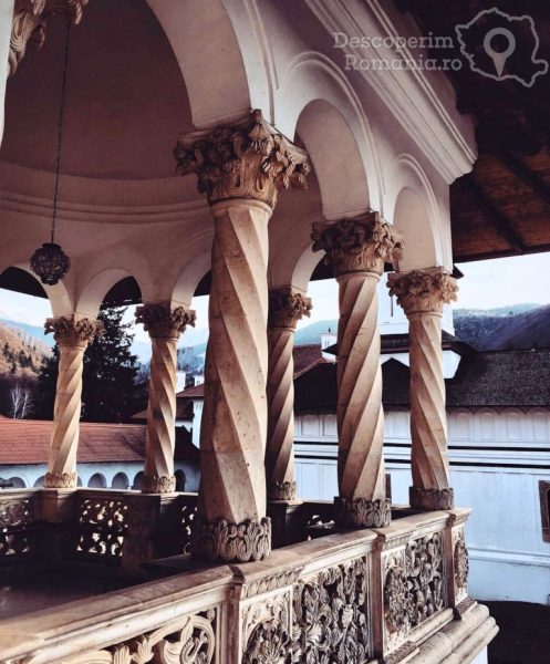 Mănăstirea-Brâncoveanu-din-Sâmbăta-de-Sus-oază-de-linişte-pentru-suflet-4-497x600 Mănăstirea Brâncoveanu din Sâmbăta de Sus - oază de linişte pentru suflet 4