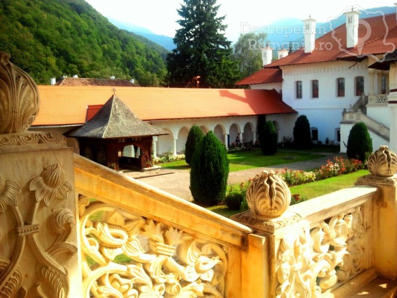Mănăstirea-Brâncoveanu-din-Sâmbăta-de-Sus-oază-de-linişte-pentru-suflet-5-800x600 Mănăstirea Brâncoveanu din Sâmbăta de Sus - oază de linişte pentru suflet 5