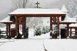 Mănăstirea-Brâncoveanu-din-Sâmbăta-de-Sus-oază-de-linişte-pentru-suflet-7-300x200 Mănăstirea Brâncoveanu din Sâmbăta de Sus - oază de linişte pentru suflet 7
