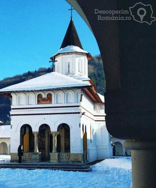 Mănăstirea-Brâncoveanu-din-Sâmbăta-de-Sus-oază-de-linişte-pentru-suflet-9-498x600 Mănăstirea Brâncoveanu din Sâmbăta de Sus - oază de linişte pentru suflet 9