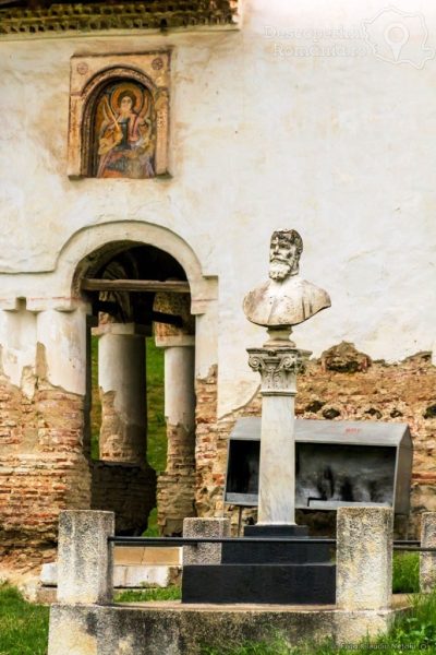 Mănăstirea-lui-Constantin-Brâncoveanu-comoara-orașului-Baia-de-Arama-3-400x600 Mănăstirea lui Constantin Brâncoveanu- comoara orașului Baia de Arama 3