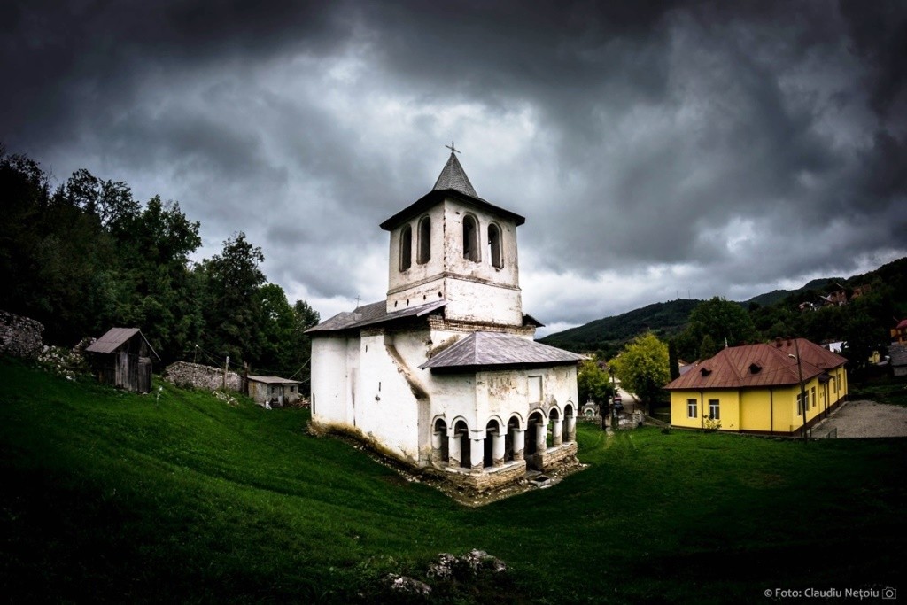 Mănăstirea-lui-Constantin-Brâncoveanu-comoara-orașului-Baia-de-Arama Joc și voie bună în Bucovina