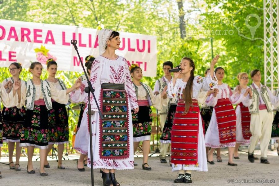 Sărbătoarea-liliacului-de-la-Ponoarele-și-parfumul-iubirii-3-900x600 Sărbătoarea liliacului de la Ponoarele și parfumul iubirii 3