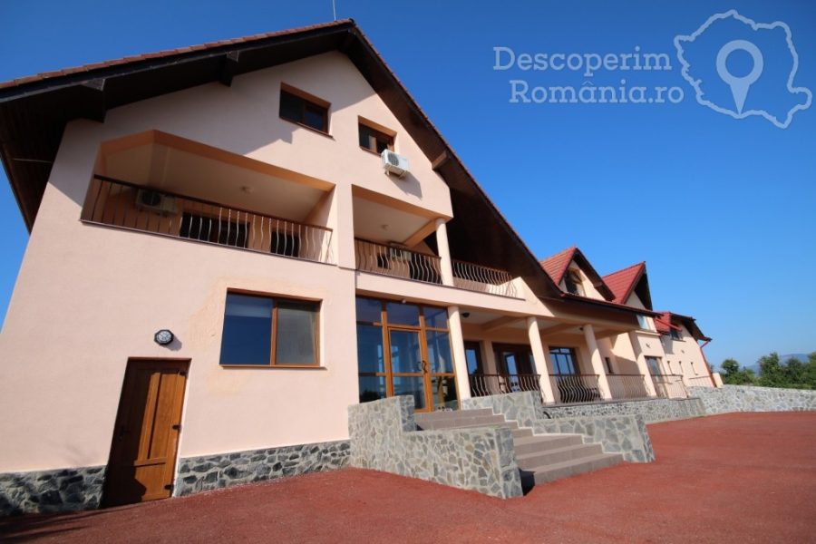 Cazare-la-Conacul-Domnitei-din-Polovragi-Oltenia-DescoperimRomania-3-000-1-900x600 Cazare la Conacul Domnitei din Polovragi - Oltenia - DescoperimRomania (3-000) (1)