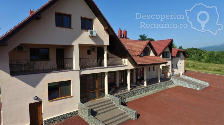 Cazare-la-Conacul-Domnitei-din-Polovragi-Oltenia-DescoperimRomania-3-1-1-900x506 Cazare la Conacul Domnitei din Polovragi - Oltenia - DescoperimRomania (3-1) (1)