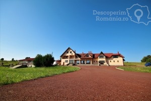 Cazare-la-Conacul-Domnitei-din-Polovragi-Oltenia-DescoperimRomania-3-300x200 Cazare la Conacul Domnitei din Polovragi - Oltenia - DescoperimRomania (3)