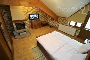 Cazare-la-Conacul-Domnitei-din-Polovragi-Oltenia-DescoperimRomania-49-300x200 Cazare la Conacul Domnitei din Polovragi - Oltenia - DescoperimRomania (49)