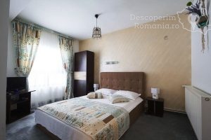 Cazare-la-Pensiunea-PGM-SpaLounge-din-Ranca-Transalpina-DescoperimRomania-15-300x200 Cazare la Pensiunea PGM Spa&Lounge din Ranca - Transalpina - DescoperimRomania (15)