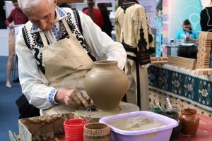 Iubrea-de-lut-transpusă-în-artă-Meşterul-Dumitru-Coneru-3-300x200 Iubirea de lut transpusă în artă - Meşterul Dumitru Coneru