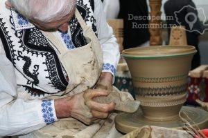 Iubrea-de-lut-transpusă-în-artă-Meşterul-Dumitru-Coneru-7-300x200 Iubirea de lut transpusă în artă - Meşterul Dumitru Coneru