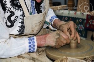 Iubrea-de-lut-transpusă-în-artă-Meşterul-Dumitru-Coneru-8-300x200 Iubrea de lut transpusă în artă - Meşterul Dumitru Coneru (8)