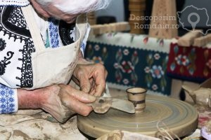 Iubrea-de-lut-transpusă-în-artă-Meşterul-Dumitru-Coneru-9-300x200 Iubirea de lut transpusă în artă - Meşterul Dumitru Coneru