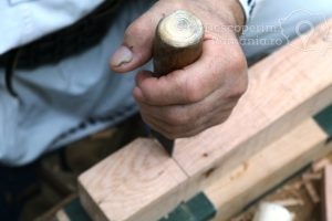 Simbolistica-precreștină-sau-taina-cioplitului-în-lemn-cu-meșterul-Nicolae-Rorau-12-300x200 Simbolistica precreștină sau taina cioplitului în lemn cu meșterul Nicolae Rorau (12)