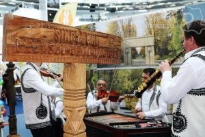 Simbolistica-precreștină-sau-taina-cioplitului-în-lemn-cu-meșterul-Nicolae-Rorau-2-300x200 Simbolistica precreștină sau taina cioplitului în lemn cu meșterul Nicolae Rorau (2)