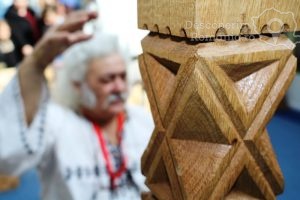 Simbolistica-precreștină-sau-taina-cioplitului-în-lemn-cu-meșterul-Nicolae-Rorau-3-300x200 Simbolistica precreștină sau taina cioplitului în lemn cu meșterul Nicolae Rorau (3)