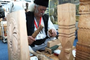 Simbolistica-precreștină-sau-taina-cioplitului-în-lemn-cu-meșterul-Nicolae-Rorau-4-300x200 Simbolistica precreștină sau taina cioplitului în lemn cu meșterul Nicolae Rorau (4)