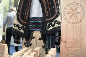 Simbolistica-precreștină-sau-taina-cioplitului-în-lemn-cu-meșterul-Nicolae-Rorau-5-300x200 Simbolistica precreștină sau taina cioplitului în lemn cu meșterul Nicolae Rorau (5)