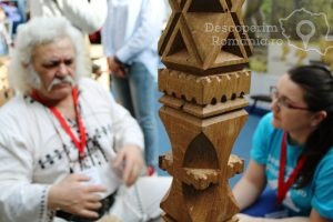 Simbolistica-precreștină-sau-taina-cioplitului-în-lemn-cu-meșterul-Nicolae-Rorau-6-300x200 Simbolistica precreștină sau taina cioplitului în lemn cu meșterul Nicolae Rorau (6)